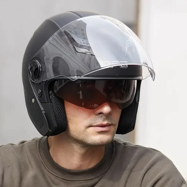 Unisex Motorcycle Helmet – Full Protection for All Seasons